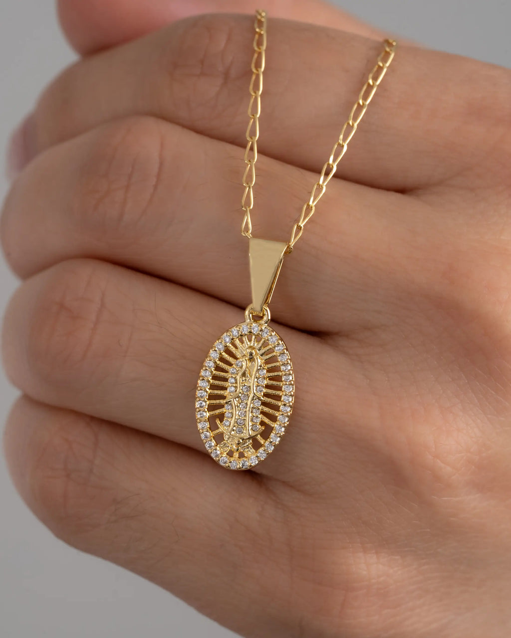 Dije Virgen de Guadalupe con Swarovski oro laminado 18K Orux detalle